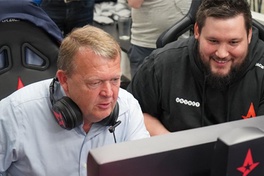 Thủ tướng Đan Mạch Lars Løkke Rasmussen cùng các tuyển thủ eSport Astralis chơi CS:GO