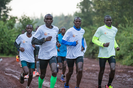 Eliud Kipchoge ‘chạy dọc bờ biển Việt Nam’ chuẩn bị cho Thử thách 1:59