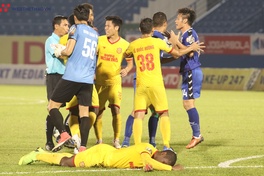 Nam Định và cơn ác mộng mang tên trọng tài tại V.League 2019