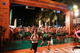 Hàng nghìn VĐV đánh thức Đà Nẵng International Marathon 2019 trong đêm