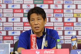 HLV Akira Nishino:" Chúng tôi gặp áp lực khi đá với đội tuyển Việt Nam"