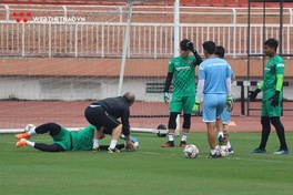 Thầy Park đích thân cầm tay chỉ việc các thủ môn U23 Việt Nam