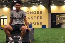 Đồng đội đang chinh phục AFF Cup 2018, Phạm Xuân Mạnh phải sang Singapore phẫu thuật