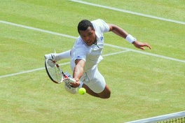 Những cú đánh theo phong cách "bay giữa ngân hà" trên mặt sân cỏ tennis