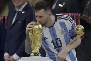 Messi đi vào lịch sử với hat-trick giải thưởng và danh hiệu cao quý