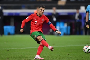 Ronaldo có thể bị phạt vì dùng "tiếp thị phục kích" phạm luật ở Euro