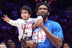 Drama tại NBA: Bị "đụng chạm" đến người thân quá cố, Joel Embiid nổi nóng xô ngã một phóng viên