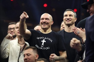 Oleksandr Usyk tiết lộ động lực, mỉa mai "trò cô lập" của Tyson Fury