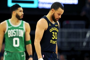 Stephen Curry và Warriors chìm sâu trong khủng hoảng, thua đậm 40 điểm trước ĐKVĐ Celtics