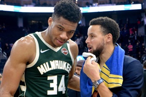 Chuyển nhượng NBA: Giannis Antetokounmpo sẽ bàn chuyện đi hay ở với Milwaukee Bucks