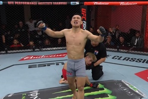 Nghiêm Văn Ý knockout võ sĩ Nhật Bản, thẳng tiến bán kết Road To UFC