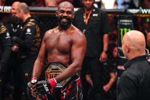 Jon Jones chế giễu bản đề xuất tước đai vô địch UFC từ khán giả 