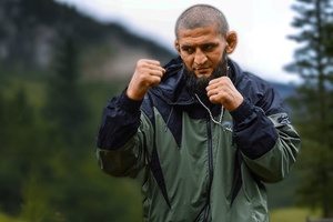 Khamzat Chimaev lên núi luyện công cho trận tranh đai ở UFC 319