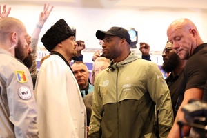 Usyk vs Dubois 2 chứng kiến hai võ sỹ face-off sôi sục