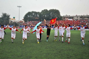 Sân vận động Đại học Bách Khoa – “Thánh đường” của bóng đá sinh viên lại lên đèn