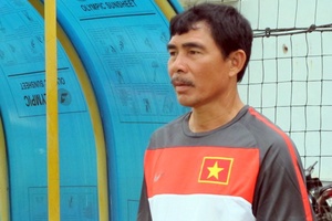 Xâm phạm thân thể trọng tài ở giải U19 Quốc gia, HLV Đinh Văn Dũng bị phạt cực nặng