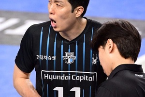 Phụ công 37 tuổi bị khâu 7 mũi trên tay vẫn nén đau thi đấu