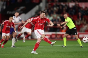 VAR lại gây tranh cãi giúp Nottingham giành chiến thắng ở bán kết Europa League