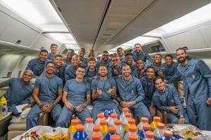 Chuyên cơ tuyển Brazil được “rửa tội” bằng vòi rồng trước hành trình World Cup