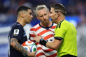 Đội trưởng Mỹ Tim Ream đi vào lịch sử World Cup khi VAR "hủy thẻ vàng"