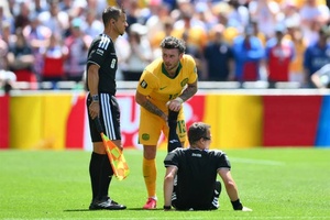 Trọng tài nổi tiếng châu Âu phải nhờ cầu thủ hỗ trợ vì chuột rút tại World Cup