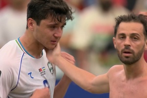 Hậu vệ Uzbekistan khóc nức nở sau màn trình diễn của Ronaldo và Bồ Đào Nha