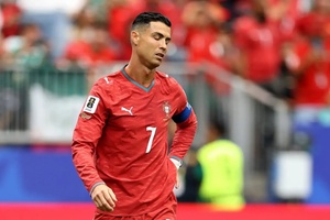Giữa tâm bão chỉ trích Ronaldo vẫn được HLV Martinez trao suất đá chính