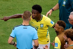 Vinicius tức giận về bàn thắng bị huỷ bỏ: "Thật là đáng hổ thẹn"