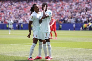Pháp lần thứ hai toàn thắng ở vòng bảng World Cup trong đêm rực sáng của Dembele