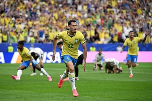 Martinelli đóng vai người hùng ở phút 90+6 đưa Brazil vào vòng 1/8