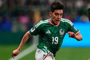 Gilberto Mora lập kỷ lục lịch sử World Cup ở tuổi 17 trong trận Mexico vs Ecuador