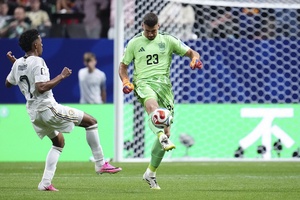 Thủ môn Tây Ban Nha phá kỷ lục giữ sạch lưới tồn tại 36 năm ở World Cup