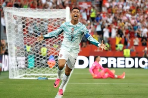 VIDEO: Ronaldo ghi bàn đầu tiên ở vòng knock-out World Cup sau 6 kỳ tham dự