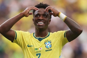 Vì sao Vinicius nhường đá phạt đền cho Bruno Guimaraes?