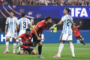 VIDEO: Yasser Ibrahim đánh đầu hiểm hóc, mở tỷ số cho Ai Cập trước Argentina