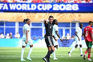 Gây tranh cãi với Mbappe, trọng tài Argentina vẫn được báo Pháp khen ngợi