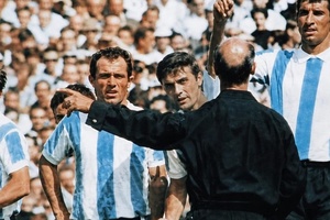 Màn đối đầu duyên nợ Argentina - Anh "khai sinh" thẻ vàng và thẻ đỏ với bóng đá thế giới