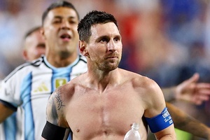39 tuổi vẫn "cày" đủ 120 phút, Messi khiến tất cả phải ngả mũ