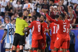 VAR lật ngược quyết định, Embolo nhận thẻ đỏ vì pha ăn vạ khó tin trước Argentina