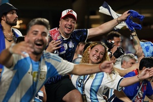 Người hâm mộ Argentina vật lộn với hành trình 1.400 km đến New York cổ vũ đội nhà đá chung kết