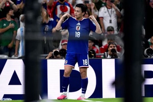 Ayase Ueda: Từ "điềm lành" của Samurai Xanh đến mẫu trung phong toàn diện