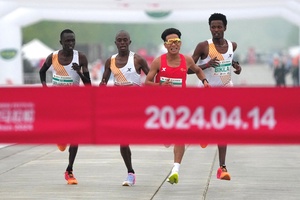 Tước danh hiệu và giải thưởng của những VĐV dàn dựng màn về đích giải chạy bán marathon Bắc Kinh