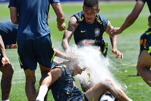 Philippe Coutinho cười "ra nước mắt" với món quà sinh nhật trên sân tập chuẩn bị cho World Cup 2018