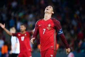 CR7 ném mic của phóng viên khi bị làm phiền