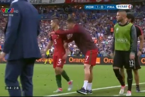 Ronaldo chỉ đạo đồng đội không khác gì HLV