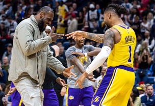 D'Angelo Russell được "bảo kê", sát cánh với LeBron James trong đội hình LA Lakers