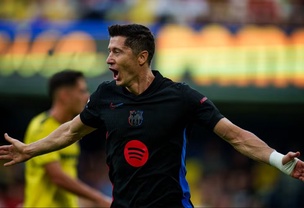 Lewandowski chỉ còn cách cột mốc vĩ đại của Ronaldo và Messi 1 bàn