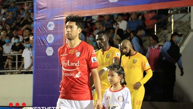 Lee Nguyễn khiến bầu Đức phải ra sân và chuyện của V.League