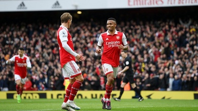 Gabriel Jesus giúp Arsenal tái lập khoảng cách 5 điểm với Man City