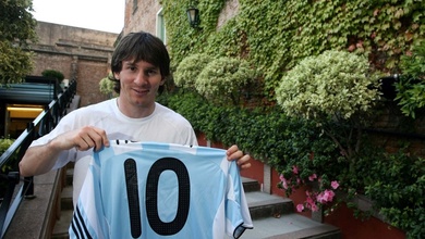 15 năm trôi qua kể từ lần đầu Messi sử dụng số 10 ở tuyển Argentina